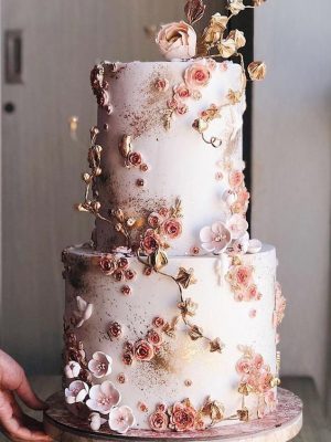 gėlėtas vestuvinis tortas
